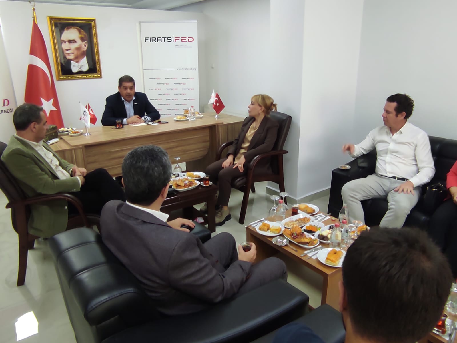 Trkonfed YK Bk Sleyman Snmez, Trkonfed Yrtme Kurulu heyetiyle birlikte federasyonumuzu ziyaret etti.